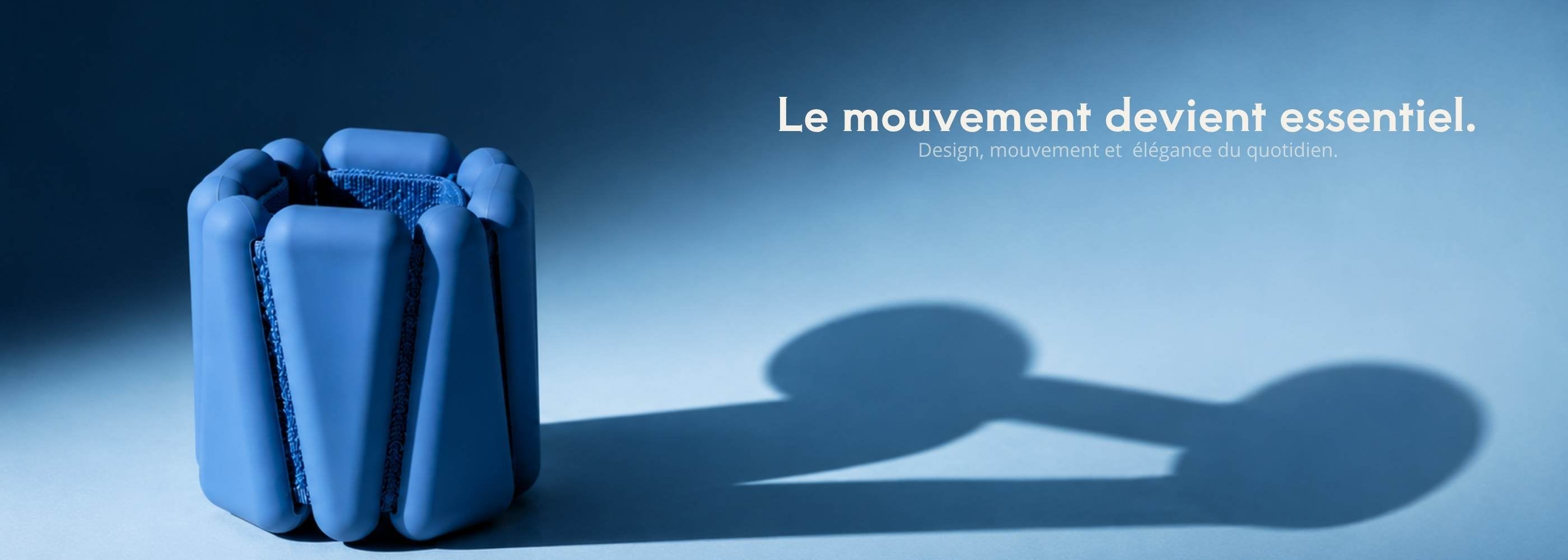 Paire de bracelets lestés bleus Neora Mouv' posée sur un fond bleu avec une ombre portée. Le slogan « Le mouvement devient essentiel » apparaît en arrière-plan.