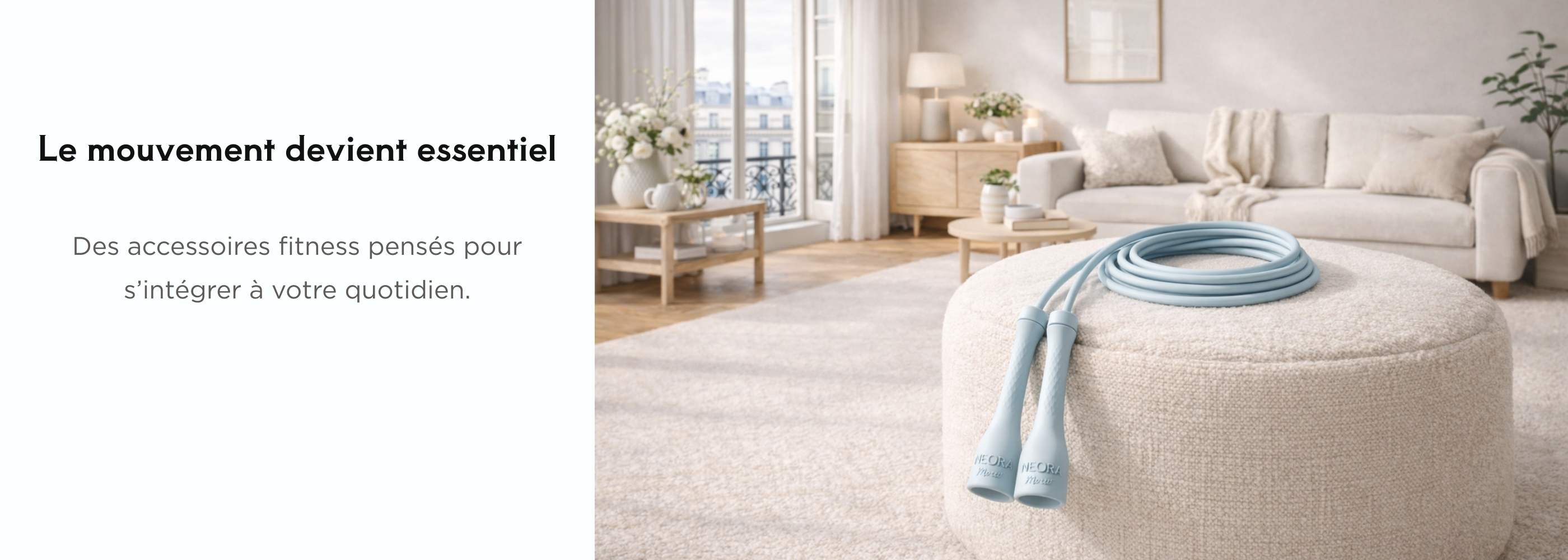 Corde a sauter reglable fitness posé sur un siege beige dans un salon Moderne Neora Mouv