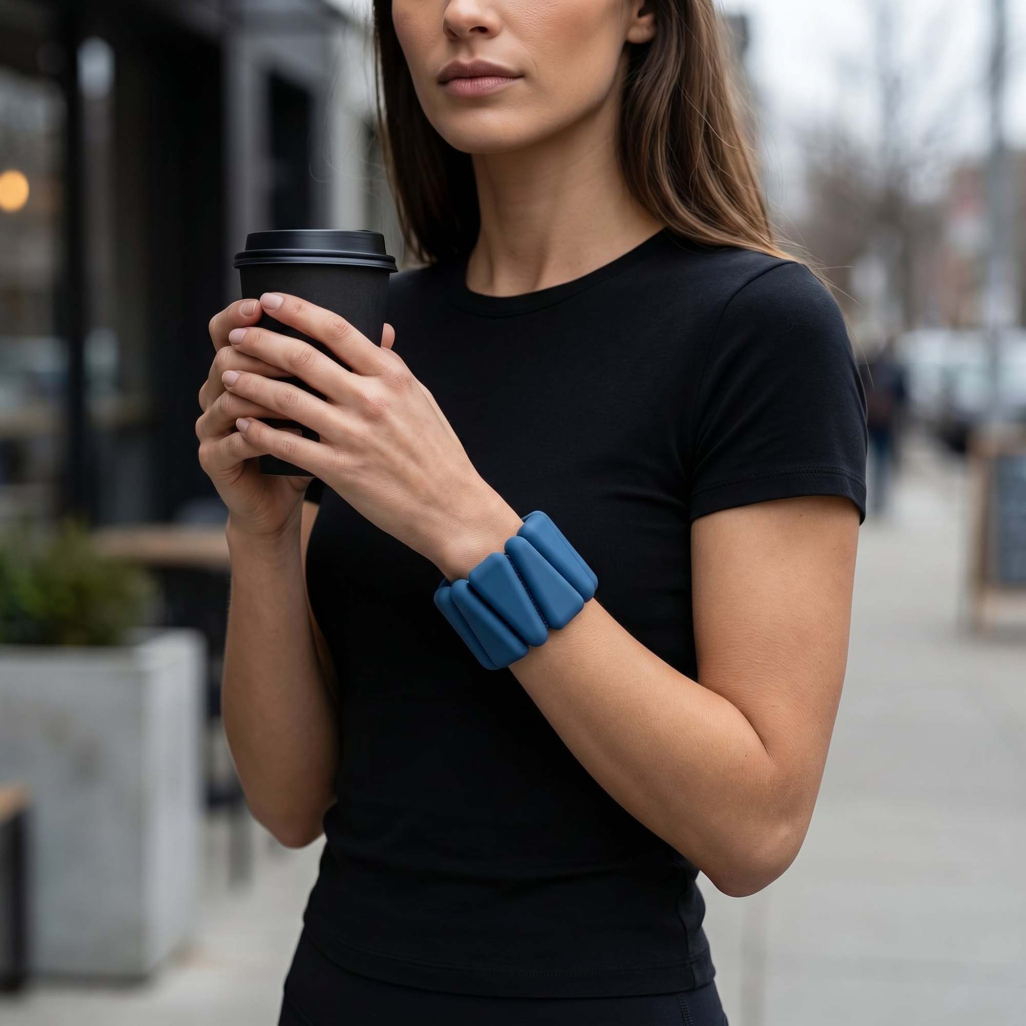 femme portant bracelet fitness neora Mouv