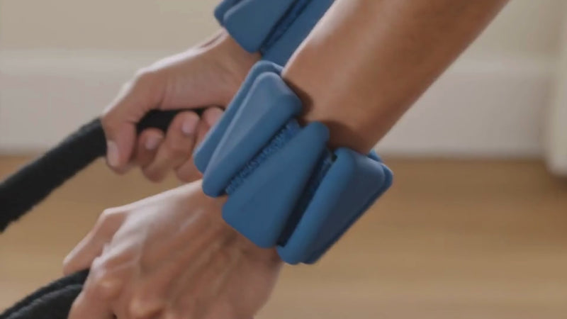 Vidéo présentant les bracelets lestés Neora Mouv' bleu signature, avec leur design ergonomique en silicone et leurs sangles ajustables pour le fitness, le Pilates et le mouvement au quotidien.