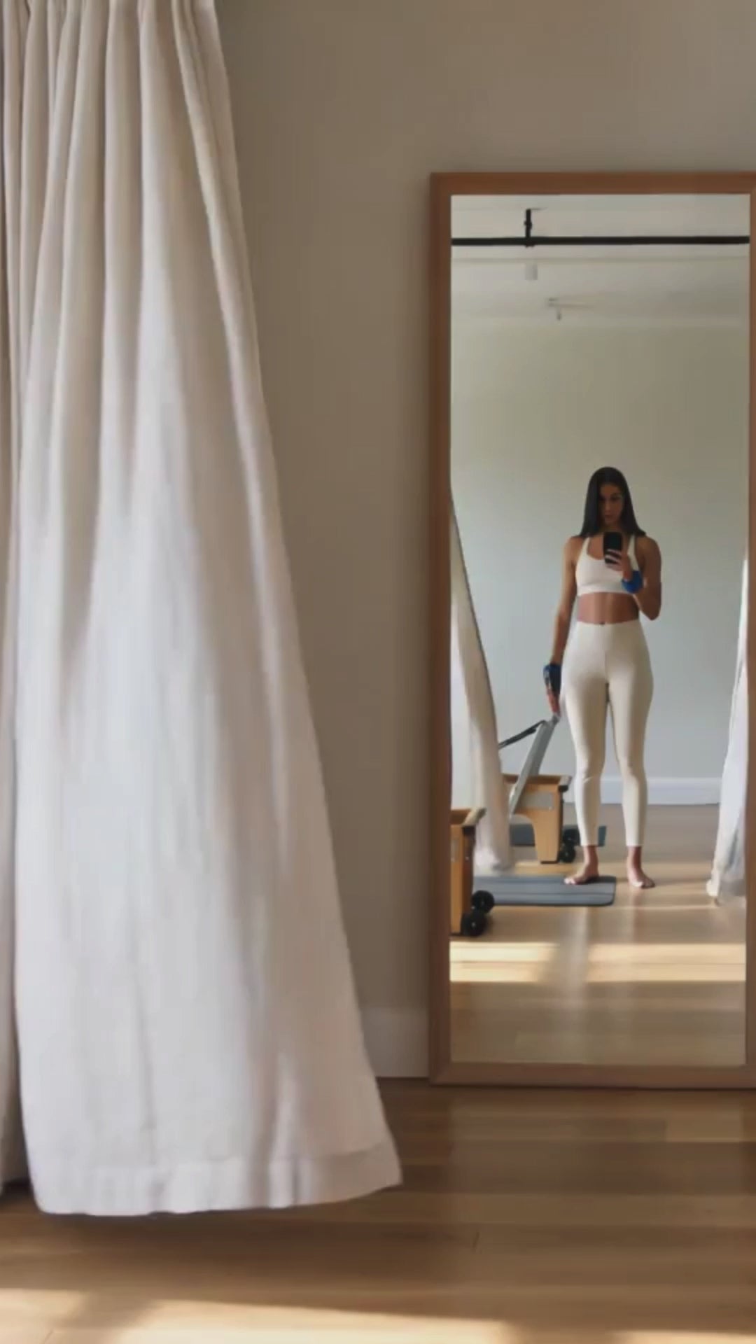 Vidéo des bracelets lestés Neora Mouv' bleu signature montrant leur forme triangulaire, leur fermeture ajustable et leur utilisation lors d'exercices de fitness et de Pilates.